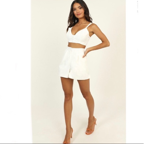 Showpo White 2 piece set shorts and cropped tank size 6 - Picture 5 of 9